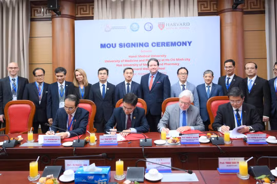 Lễ ký kết giữa Trường Y Harvard với 3 trường đại học Y -Dược hàng đầu của Việt Nam, trước sự chứng kiến của Đại sứ Hoa Kỳ tại Việt Nam Marc E. Knapper, Thứ trưởng Bộ Y tế Trần Văn Thuấn, GS.TS. Tạ Thành Văn - Chủ tịch Hội đồng trường Trường Đại học Y Hà Nội và đại diện nhiều đơn vị.