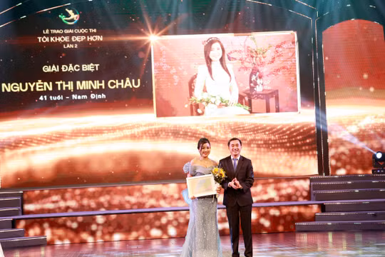 Thứ trưởng Bộ Y tế Trần Văn Thuấn - Trưởng Ban Chỉ đạo cuộc thi - trao giấy chứng nhận và tặng hoa cho ứng viên đạt Giải Đặc biệt 