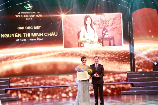 Thứ trưởng Bộ Y tế Trần Văn Thuấn - Trưởng Ban Chỉ đạo cuộc thi - trao giấy chứng nhận và tặng hoa cho ứng viên đạt Giải Đặc biệt 