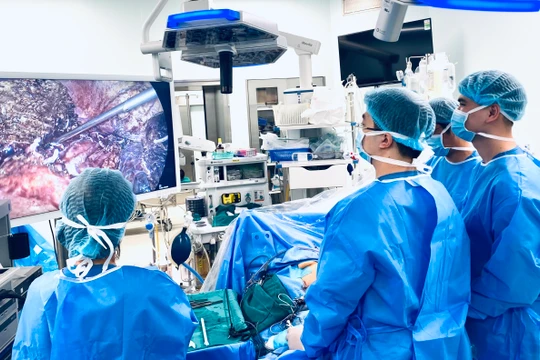 Hai bệnh nhân mang khối u khổng lồ ở vị trí hiểm hóc, đều hồi sinh nhờ niềm tin và y đức