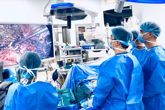 Hai bệnh nhân mang khối u khổng lồ ở vị trí hiểm hóc, đều hồi sinh nhờ niềm tin và y đức