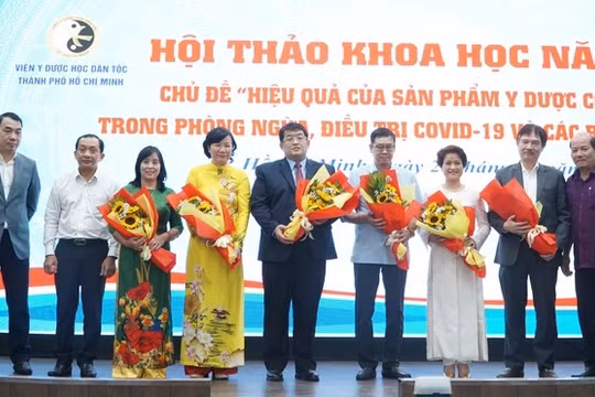 Đại biểu tham dự hội thảo tặng hoa chúc mừng các nhà nghiên cứu ứng dụng thuốc y học cổ truyền vào thực tế