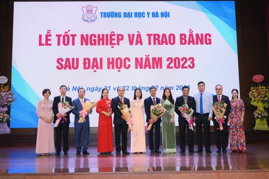 Trước giờ chia tay các thầy cô, các học viên Sau đại học bày tỏ lòng biết ơn sâu sắc