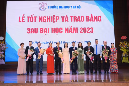 Trước giờ chia tay các thầy cô, các học viên Sau đại học bày tỏ lòng biết ơn sâu sắc