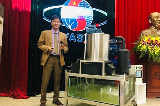 TS. Lê Văn Luân - tác giả chiếc máy sản xuất đá tuyết từ nước biển đã được vào sử dụng, giúp ngư dân tránh được thiệt hại hàng nghìn tỷ đồng mỗi năm.