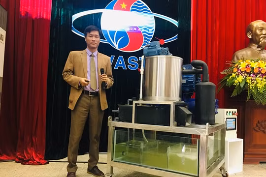 TS. Lê Văn Luân - tác giả chiếc máy sản xuất đá tuyết từ nước biển đã được vào sử dụng, giúp ngư dân tránh được thiệt hại hàng nghìn tỷ đồng mỗi năm.