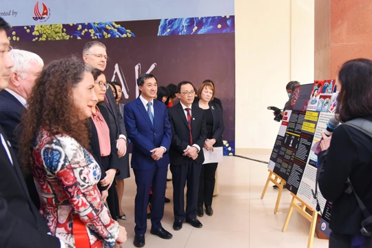 Đại sứ Hoa Kỳ tại Việt Nam, ông Kritenbrink, Thứ trưởng Bộ Y tế Trần Văn Thuấn và GS. TS. Tạ Thành Văn – Chủ tịch Hội đồng Trường Đại học Y Hà Nội và các đại biểu nghe giới thiệu về các bức họa trong triển lãm