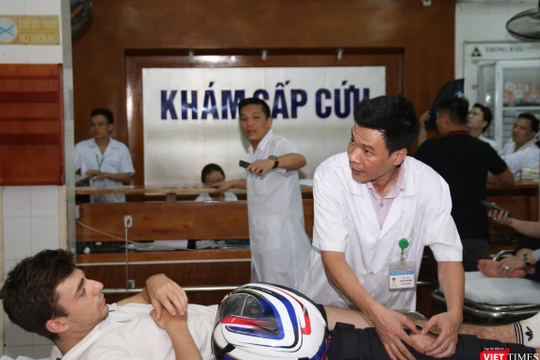 Bác sĩ BV Việt Đức cấp cứu cho bệnh nhân người Pháp bị tai nạn giao thông