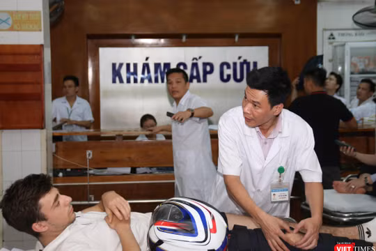 Bác sĩ BV Việt Đức cấp cứu cho bệnh nhân người Pháp bị tai nạn giao thông