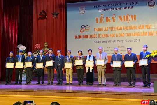 GS. TS Tạ Thành Văn - Hiệu trưởng Trường Đại học Y Hà Nội - trao Giấy khen cho các cá nhân có đóng góp tiêu biểu trong quá trình xây dựng và phát triển Viện Đào tạo RHM. 