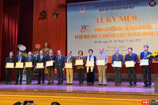 GS. TS Tạ Thành Văn - Hiệu trưởng Trường Đại học Y Hà Nội - trao Giấy khen cho các cá nhân có đóng góp tiêu biểu trong quá trình xây dựng và phát triển Viện Đào tạo RHM. 