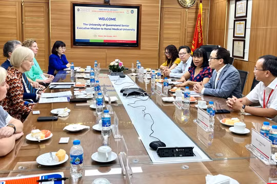 GS.TS. Tạ Thành Văn - Chủ tịch Hội đồng trường Trường ĐHYHN (thứ 2 từ phải sang) - chủ trì buổi làm việc với phái đoàn lãnh đạo cấp cao Đại học Queensland về hợp tác nghiên cứu khoa học