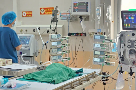 40 giờ lọc máu cứu sống cháu bé bị suy tuần hoàn, suy hô hấp vì tay chân miệng