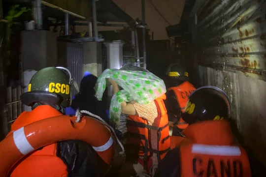 Công an Đà Nẵng khẩn cấp giúp dân vượt lũ trong đêm