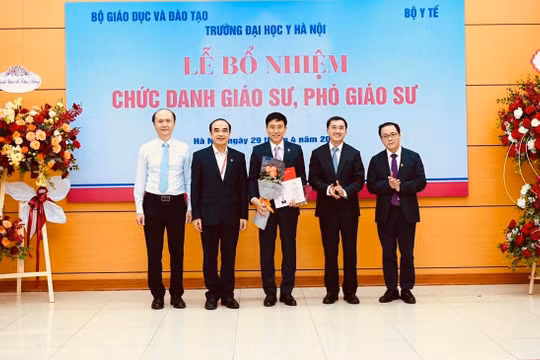 Trao quyết định bổ nhiệm chức danh Giáo sư cho ông Đoàn Quốc Hưng - Phó Hiệu trưởng Trường Đai học Y Hà Nội.
