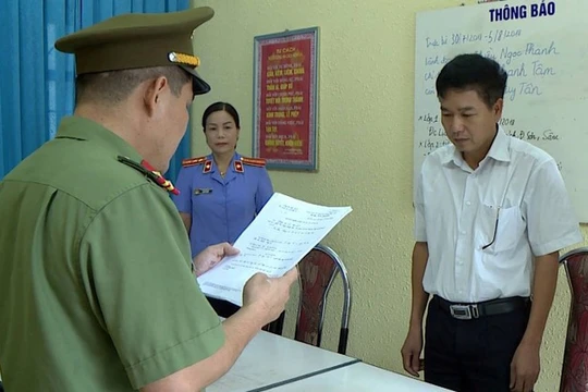 Công an tỉnh Sơn La đọc lệnh khởi tố bị can Trần Xuân Yến.