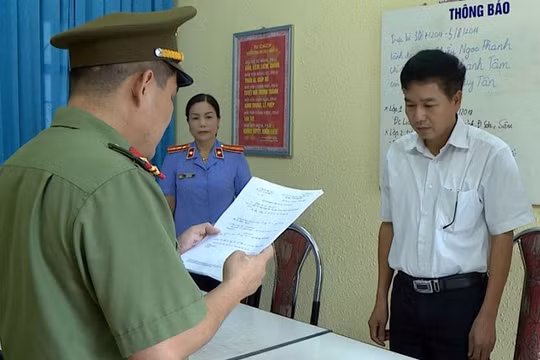 Công an tỉnh Sơn La đọc lệnh khởi tố bị can Trần Xuân Yến.