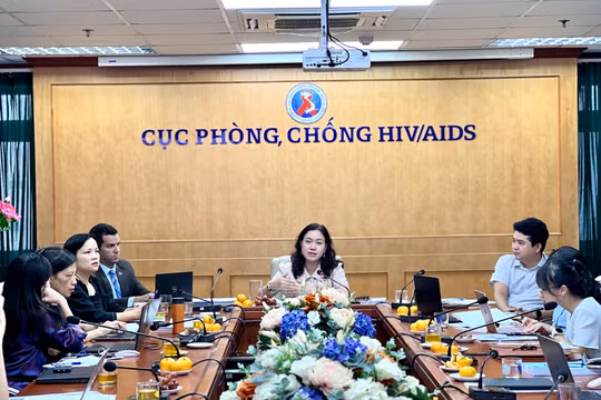 PGS.TS. Phan Thị Thu Hương - Cục trưởng Cục Phòng, chống HIV/AIDS - chủ trì cuộc họp báo với sự tham gia của nhiều chuyên gia CDC Hoa Kỳ và các tổ chức quốc tế.