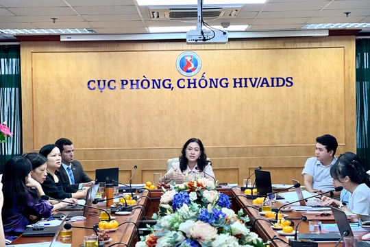 PGS.TS. Phan Thị Thu Hương - Cục trưởng Cục Phòng, chống HIV/AIDS - chủ trì cuộc họp báo với sự tham gia của nhiều chuyên gia CDC Hoa Kỳ và các tổ chức quốc tế.