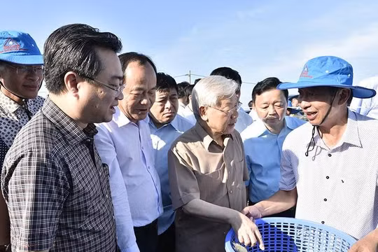 Tổng Bí thư, Chủ tịch nước Nguyễn Phú Trọng thăm một mô hình nuôi tôm