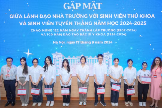 Trường Đại học Y Hà Nội gặp mặt các “anh tài” vừa được tuyển thẳng