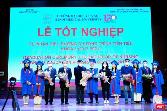Lễ trao bằng tốt nghiệp cho các cử nhân điều dưỡng của Chương trình tiên tiến Trường Đại học Y Hà Nội
