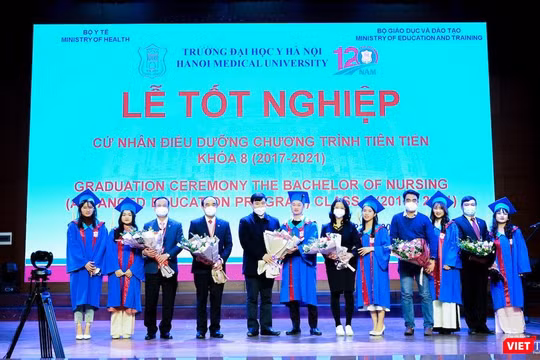 Lễ trao bằng tốt nghiệp cho các cử nhân điều dưỡng của Chương trình tiên tiến Trường Đại học Y Hà Nội