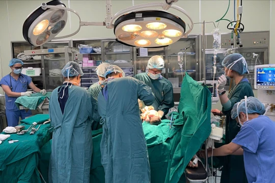 Bác sĩ ép tim, mổ cấp cứu bệnh nhân ngay trên cáng khi siêu bão đổ bộ