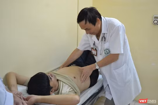 GS.TS. Mai Trọng Khoa - chuyên gia về điều trị ung thư bằng y học hạt nhân - kiểm tra sức khỏe cho bệnh nhân ung thư khi điều trị bằng y học hạt nhân