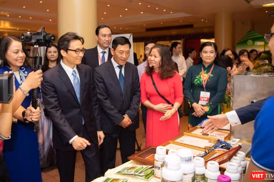 Phó Thủ tướng Vũ Đức Đam và Thứ trưởng Bộ KH&CN Trần Văn Tùng tham quan triển lãm “Khát vọng khởi nghiệp xanh” 