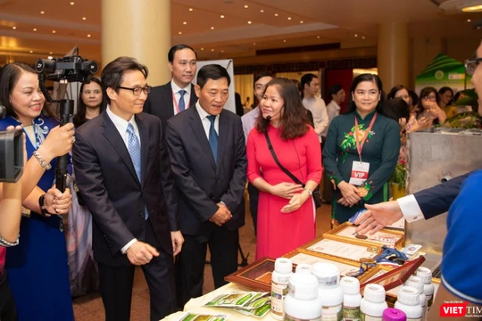 Phó Thủ tướng Vũ Đức Đam và Thứ trưởng Bộ KH&CN Trần Văn Tùng tham quan triển lãm “Khát vọng khởi nghiệp xanh” 