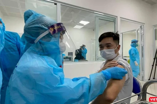 Tiêm vaccine COVID-19