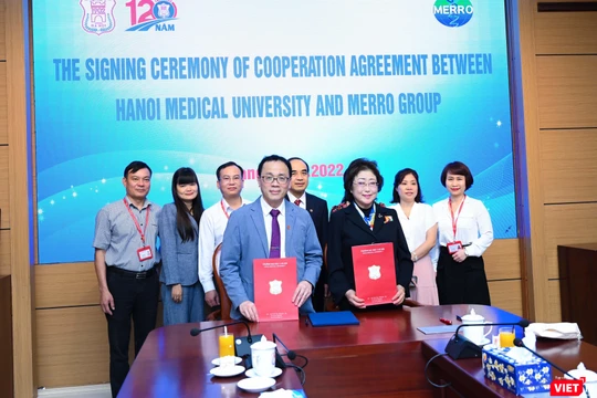 GS.TS. Tạ Thành Văn - Chủ tịch Hội đồng Trường ĐHYHN và bà Atsuko Matsuoka - Tổng Giám đốc Tập đoàn MERRO - ký kết hợp tác toàn diện