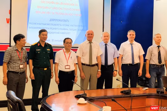 Các nhà khoa học tên tuổi của Nga và lãnh đạo Trường Đại học Y Hà Nội, đại diện Bộ Tư lệnh Bảo vệ Lăng Chủ tịch Hồ Chí Minh