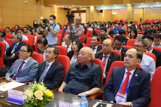 Các đại biểu dự lễ khai mạc Hội nghị Khoa học và Công nghệ tuổi trẻ ngành y tế lần thứ 21 tại Trường Đại học Y Hà Nội