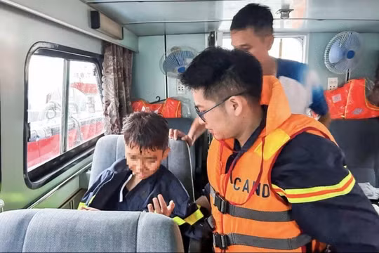 Bé 10 tuổi thoát nạn vụ lật tàu ở Hạ Long được chăm sóc, theo dõi tâm lý lâu dài