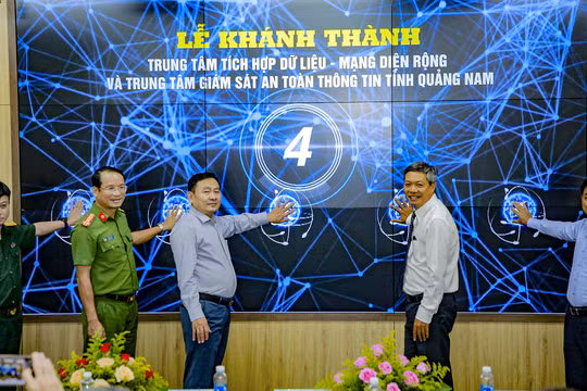 Lãnh đạo tỉnh Quảng Nam bấm nút chính thức đưa Trung tâm tích hợp dữ liệu tỉnh Quảng Nam vào vận hành.