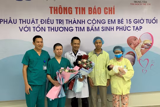 Gia đình cháu bé được cứu sống tặng hoa tri ân các bác sĩ Trung tâm tim mạch trẻ em của BV Nhi Trung ương