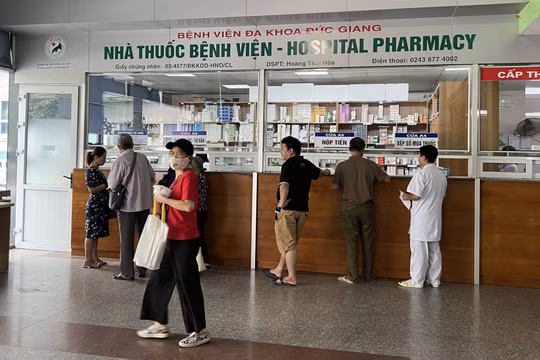 Người dân nhận thuốc tại nhà thuốc bệnh viện