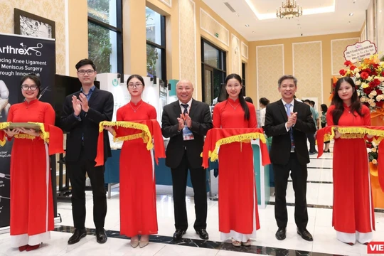 Các đại biểu cắt băng khai mạc triền lãm và hội nghị CTCH toàn quốc 