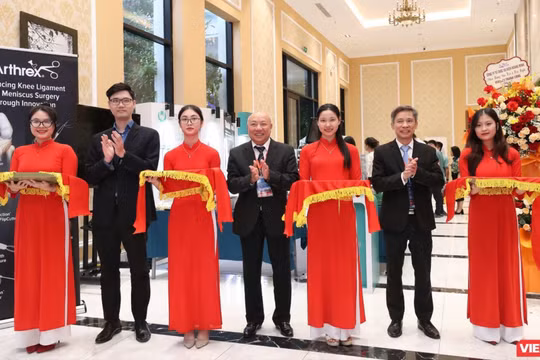 Các đại biểu cắt băng khai mạc triền lãm và hội nghị CTCH toàn quốc 