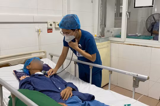  Chàng trai 19 tuổi hồi tỉnh sau 4 lần ngừng tim, mẹ bật khóc cảm ơn bác sĩ đã tạo "phép màu"