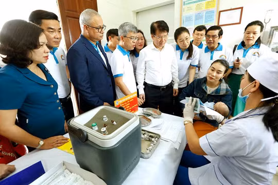 Đại diện WHO và Bộ Y tế thăm một cơ sở tiêm chủng 