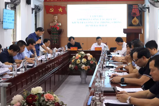 Đoàn công tác của Bộ Y tế làm việc với Ban chỉ đạo phòng, chống dịch tỉnh Điện Biên về hướng kiểm soát, ngăn chặn dịch lan rộng