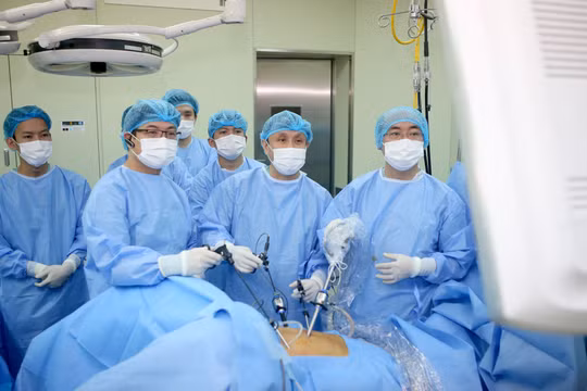 Mỗi ngày điều trị cho khoảng 5.000 bệnh nhân và tiến hành phẫu thuật 150-200 ca, trên 3.000 thủ thuật, nhưng Bệnh viện Trung ương Huế vẫn đáp ứng nhu cầu của người bệnh.