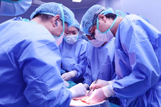 Từ lá gan bệnh nhân chết não hai bệnh nhân được hồi sinh ngoạn mục