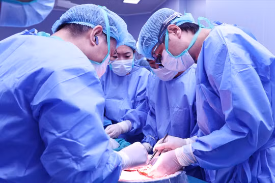 Từ lá gan bệnh nhân chết não hai bệnh nhân được hồi sinh ngoạn mục