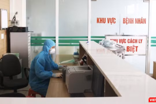Nhân viên y tế trực cấp cứu tại bệnh viện (Ảnh - Minh Thuý)
