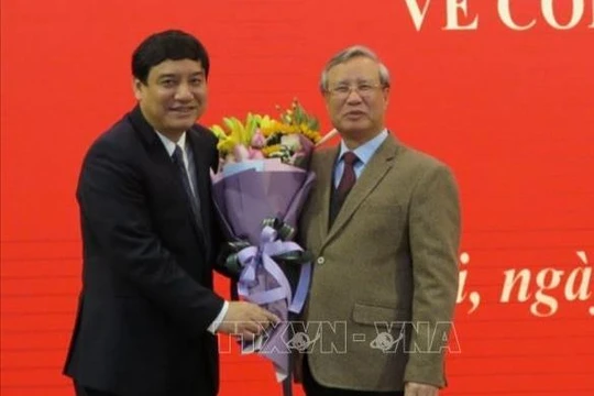 Ông Trần Quốc Vượng chúc mừng ông Nguyễn Đắc Vinh (ảnh: TTXVN)