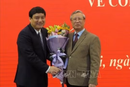 Ông Trần Quốc Vượng chúc mừng ông Nguyễn Đắc Vinh (ảnh: TTXVN)